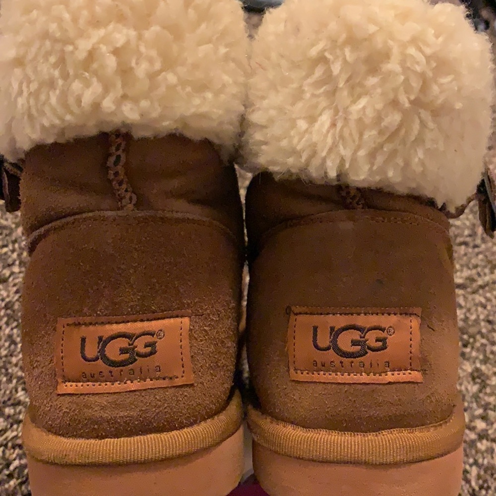Lightly worn low profile Ugg Boots. size 6